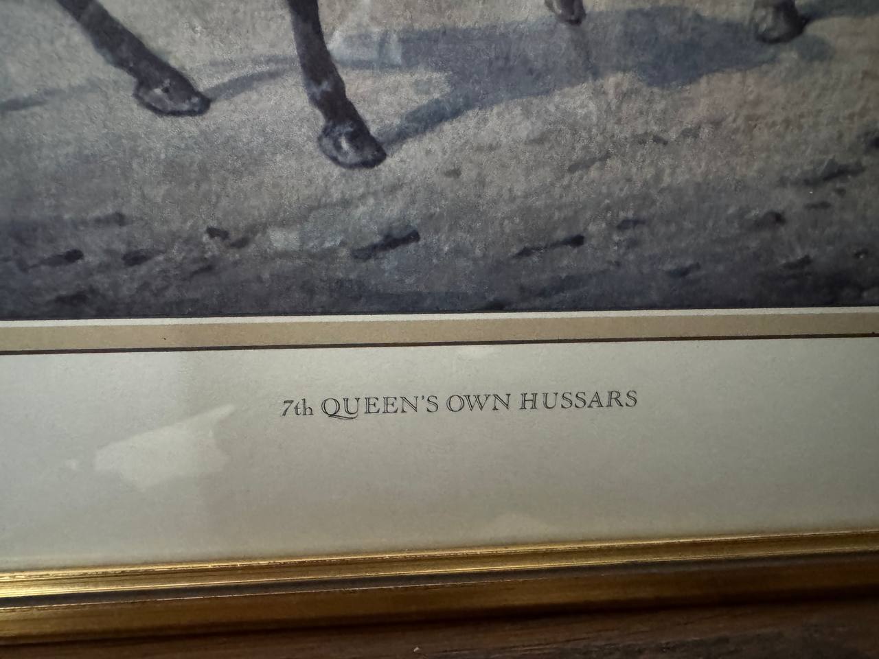 7th Queen's Own Hussars – Britische Kavallerietruppe zu Pferd, kolorierter Druck — Inschrift