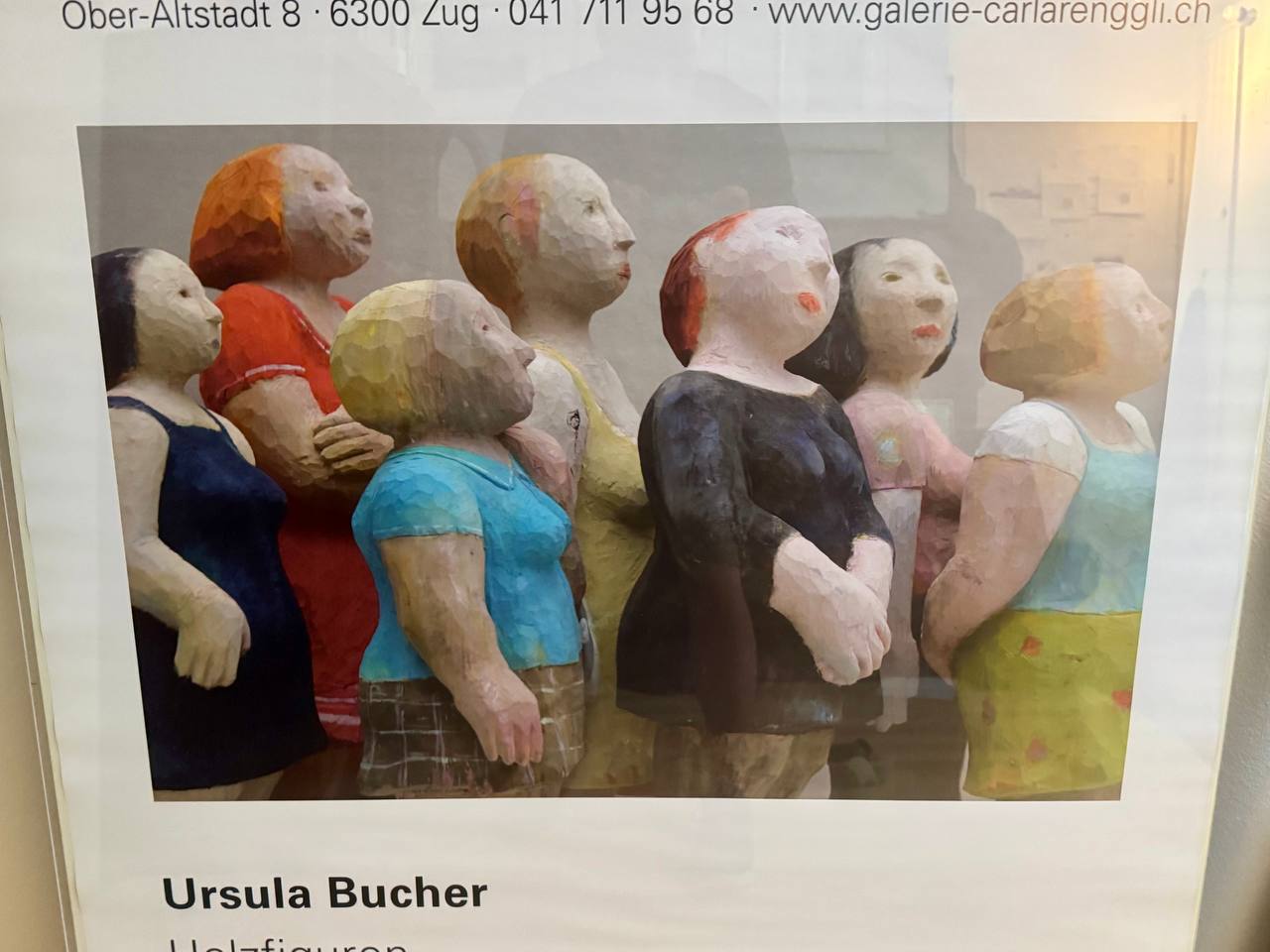 Ausstellungsplakat Ursula Bucher – Holzfiguren, Galerie Carla Renggli Zug 2010 — Inschrift