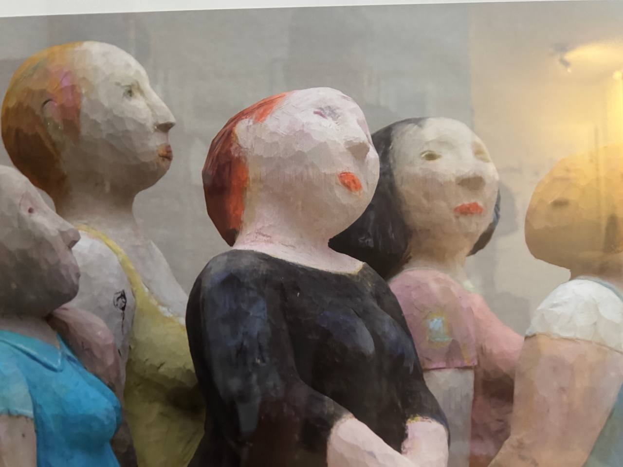 Ausstellungsplakat Ursula Bucher – Holzfiguren, Galerie Carla Renggli Zug 2010 (gerahmt) — Vorderseite