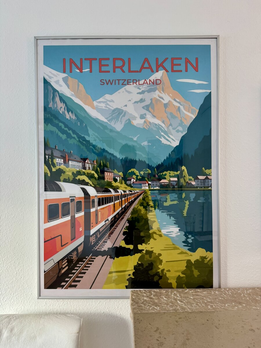 Moderner Reiseposter-Druck 'Interlaken Switzerland' Martin Peikert – Selbstausdruck im Aluminiumrahmen
