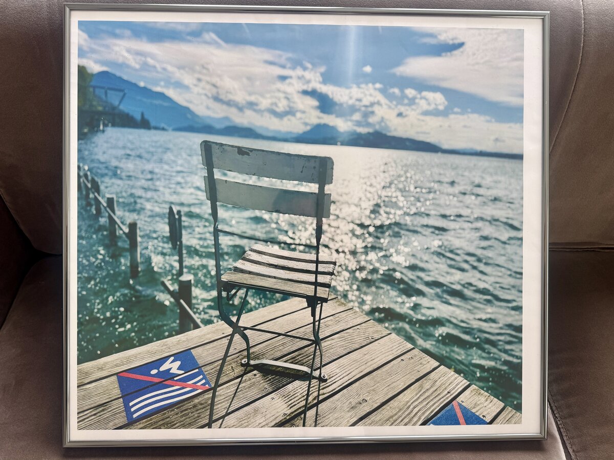 Farbfotografie 'Stuhl auf dem Steg – Badi Seelicken, Zug'
